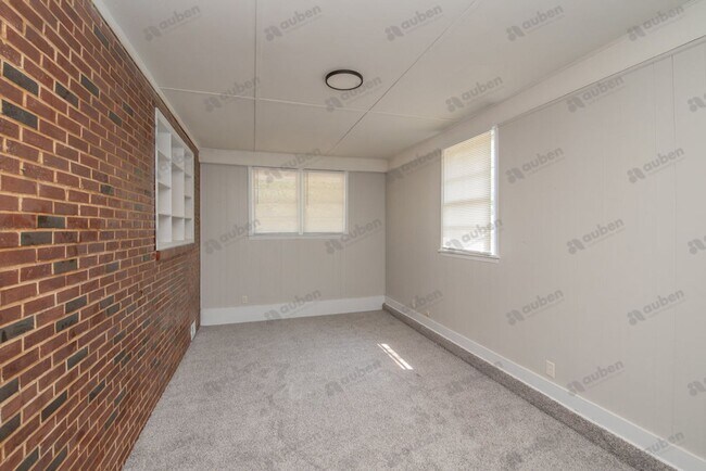 Building Photo - Newly Renovated & Spacious Home w/ Bonus Room