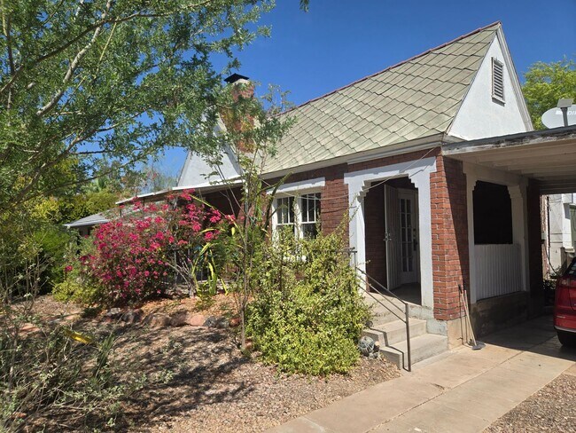 Building Photo - 1406 E Earll Dr