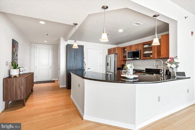 Building Photo - 5750 Bou Ave