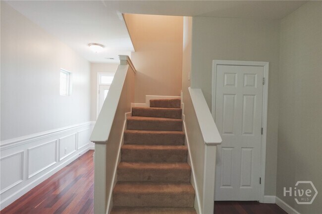 Building Photo - 260 Summer Hill Way