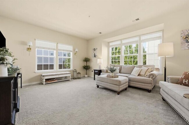 Building Photo - 601 Pointe View Dr