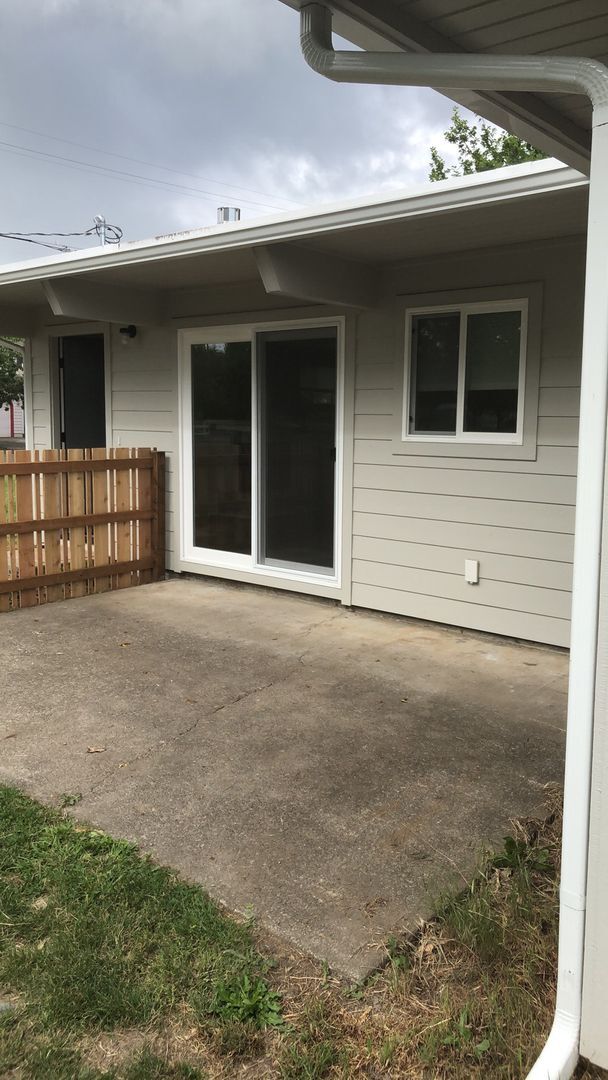 Building Photo - Updated 2 Bedroom 1 bath duplex in NW Corvallis!