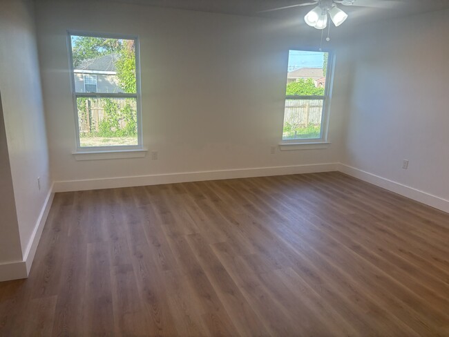 Building Photo - 2305 Weyer St