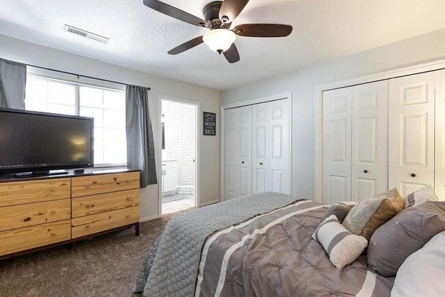 Building Photo - Dog Friendly! 3 Bedroom Home Condo in St. ...