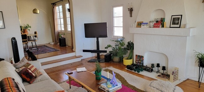 LIVINGROOM - 1345 S Mansfield Ave