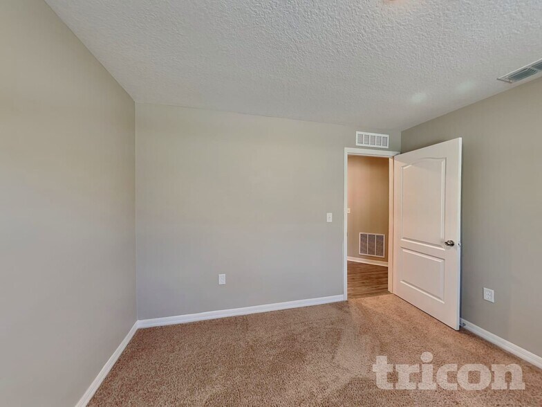 Building Photo - 449 Kensington View Dr