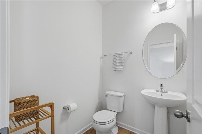 Building Photo - Beautifully UPDATE Townhome FOR LEASE