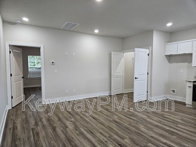 Building Photo - 114 Conifer Dr