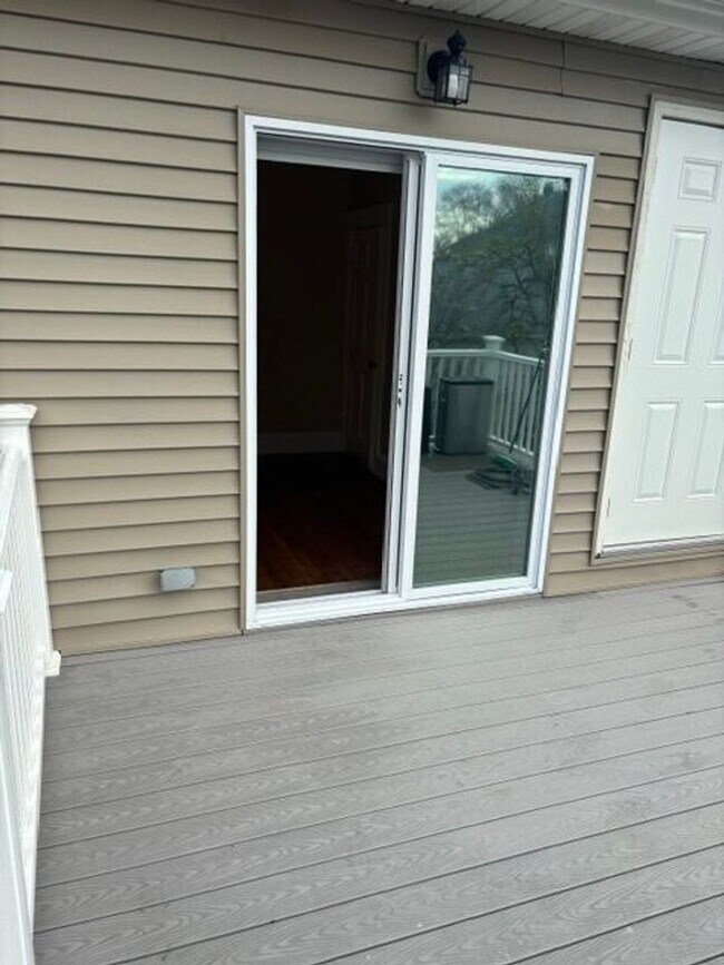 Building Photo - 121 Ledge St