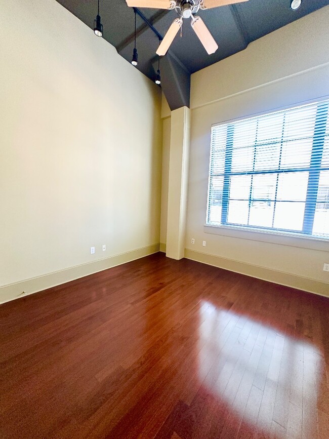 Building Photo - Beautiful 1 Bedroom Apartment Downtown