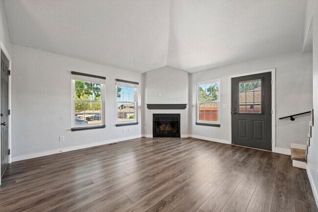 Building Photo - Bright & Spacious 2BR/2BA Townhome with Loft, Fireplace & Private Garage