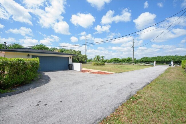 Building Photo - 24595 SW 147th Ave