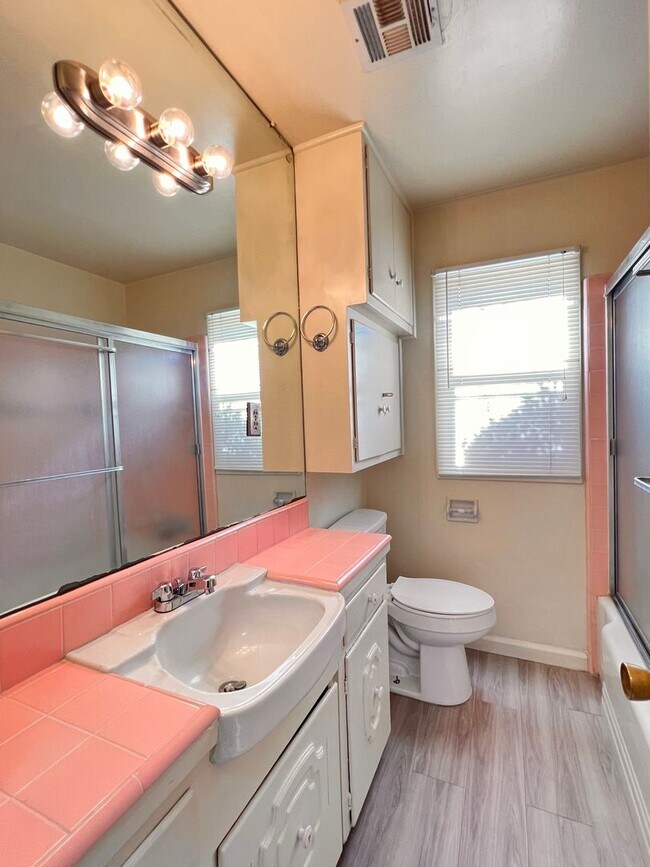 Building Photo - Central Bakersfield Home