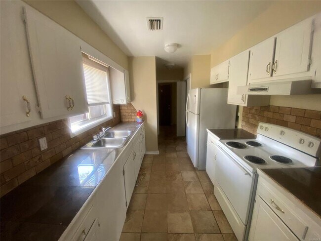 Building Photo - 2440 Price St