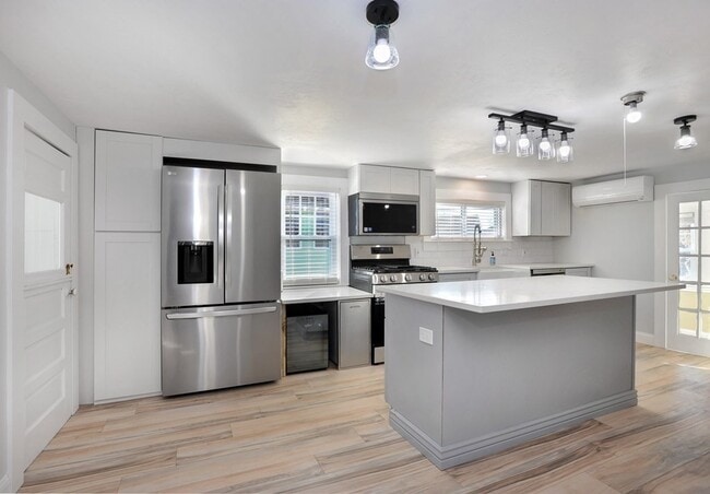 Building Photo - 3 Island Ave