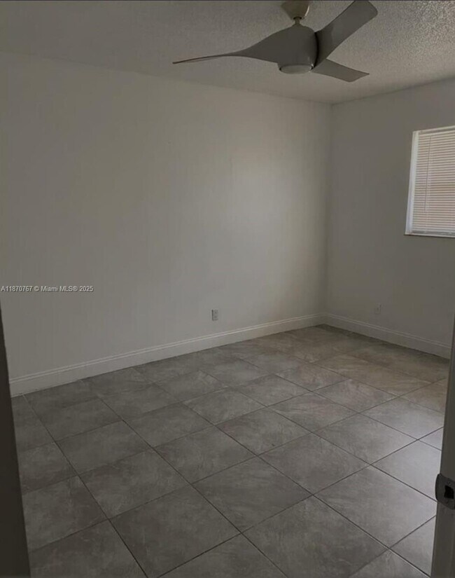 Building Photo - 853 SW 9th Ct