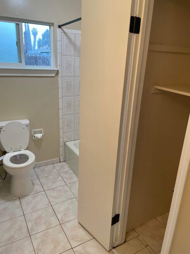 Building Photo - 1333 Woodside Dr