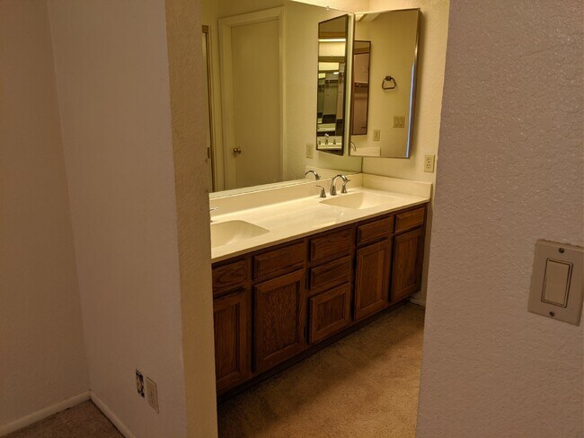 Building Photo - 3 Bedroom Home in Papago! Close to Tempe a...
