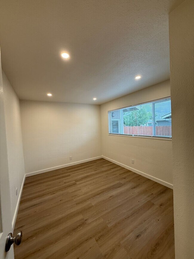 Building Photo - 750 Topaz Dr