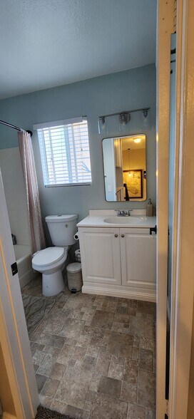 Main bath - 2091 Manzana Way
