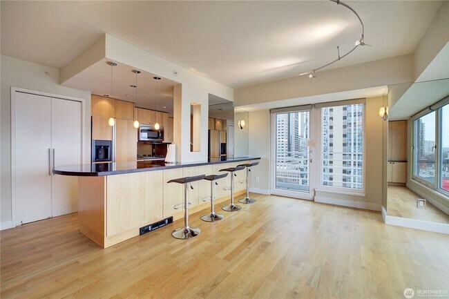 Building Photo - 2Bd/1.75Ba Seattle Condo