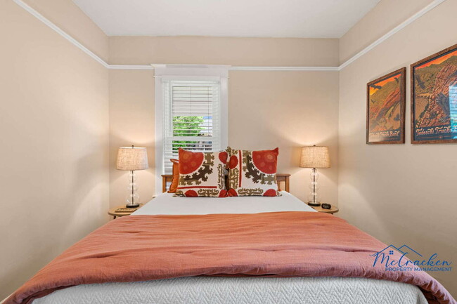 Building Photo - Charming 2-Bedroom Cottage with Modern Com...
