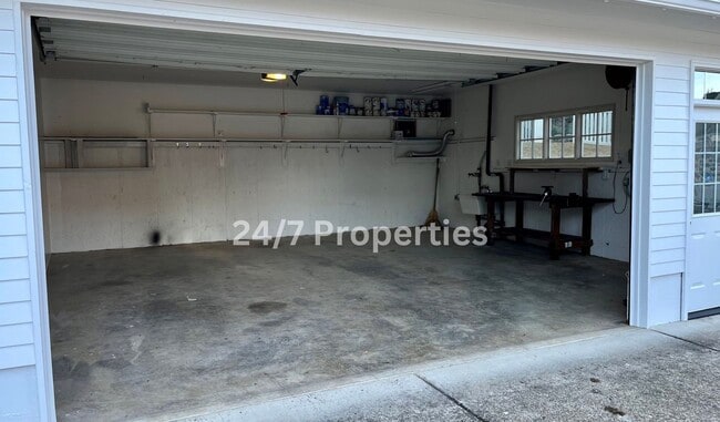 Building Photo - Unique Large 3BD I 2BA Home - Near Gabriel Park!