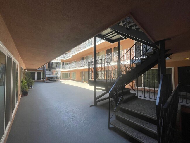 Building Photo - Modern Alamitos Beach 2 bedroom Condo plus...