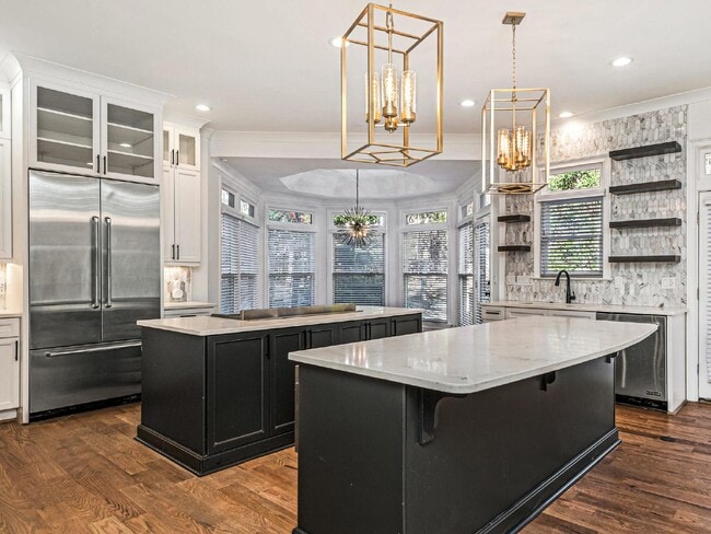 Building Photo - Beautifully built, renovated home boasts 5 BD, 5 BT, providing ample space for a growing family a...