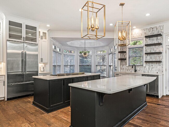 Building Photo - Beautifully built, renovated home boasts 5...