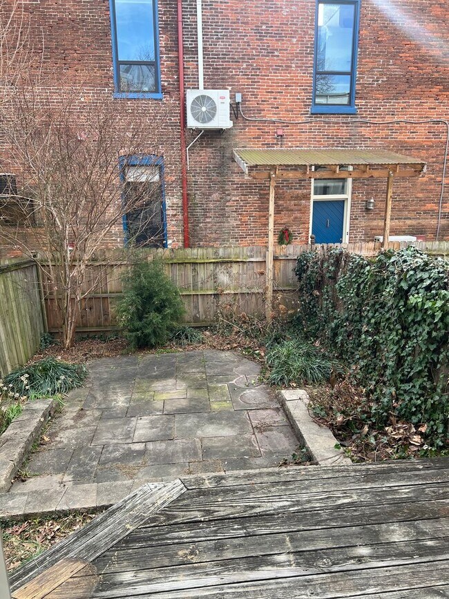 Building Photo - 506 W Chestnut St