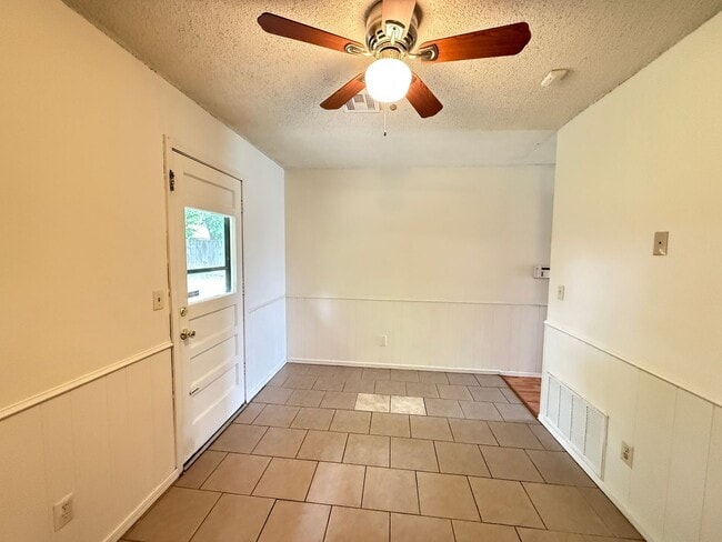 Building Photo - Three Bedroom, 2 Bath large Yard