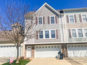 Building Photo - 2 Bedroom, 2.5 Bath Townhome in Urbandale with an attached two car garage.