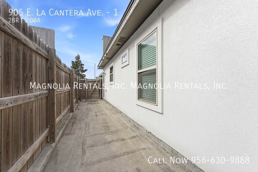 Building Photo - 905 E la Cantera Ave