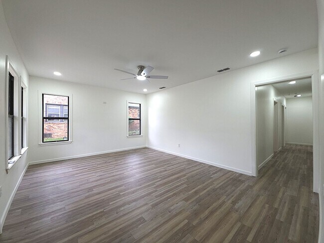 Building Photo - 1010 W Rusk St