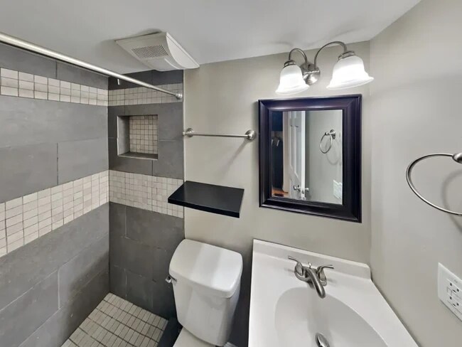 Building Photo - Lantern Square Apartments-A3
