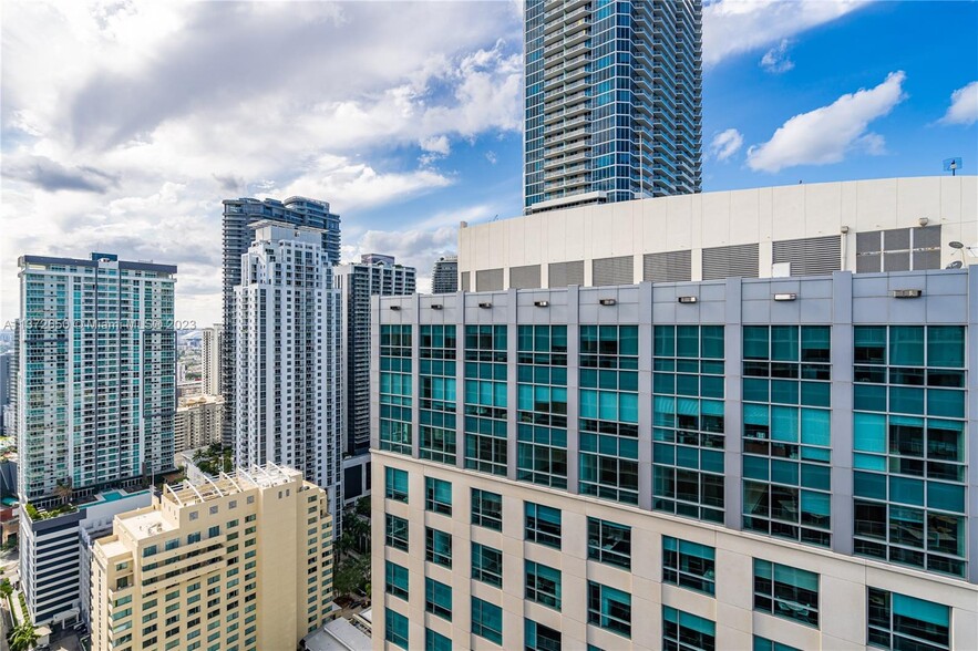 Building Photo - 1200 Brickell Bay Dr