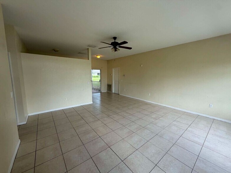 Building Photo - COMING SOON!!! Charming 3/2/2 car garage home in North Port