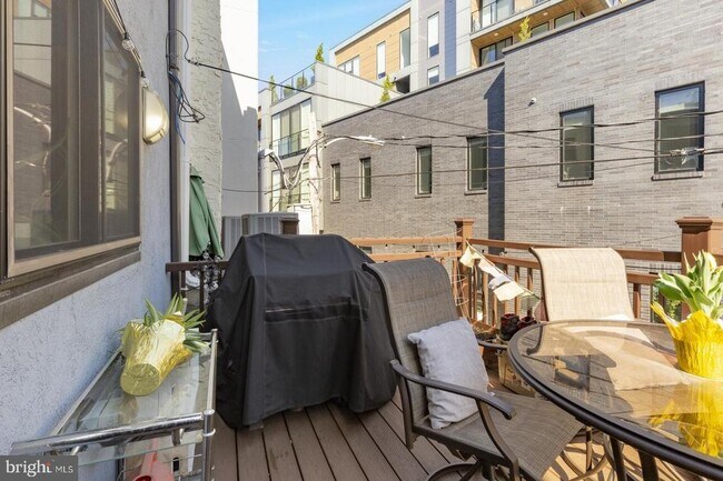 Building Photo - 221 W Girard Ave