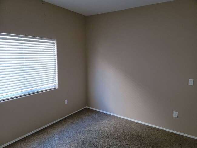 Building Photo - 2 story condo with 1 bedroom loft, 2 bathrooms and a 1 car attached garage.