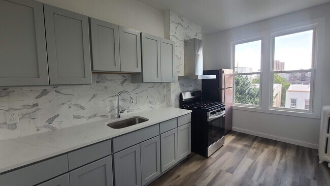 Building Photo - 113 63rd St