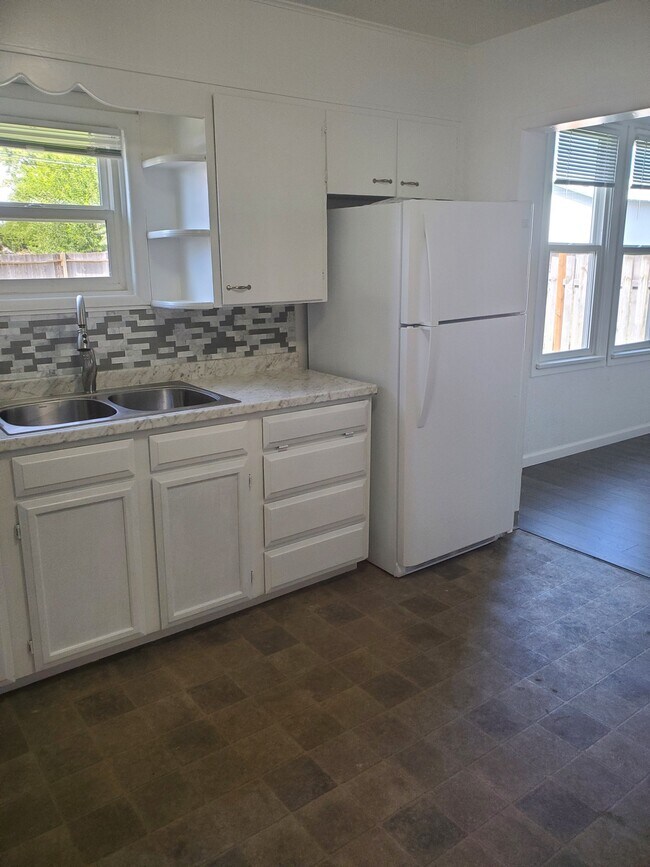 Building Photo - 610 S 8th Ave (C. Lee)