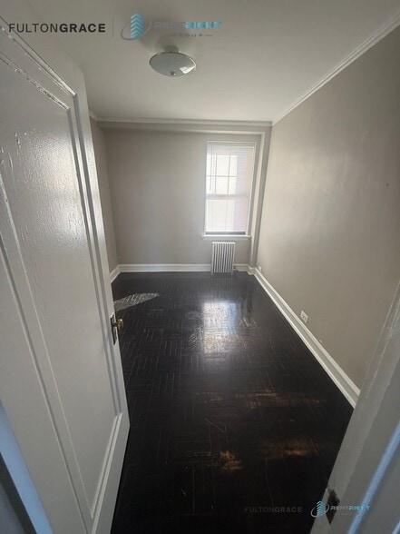 Building Photo - 1209 W Sherwin Ave