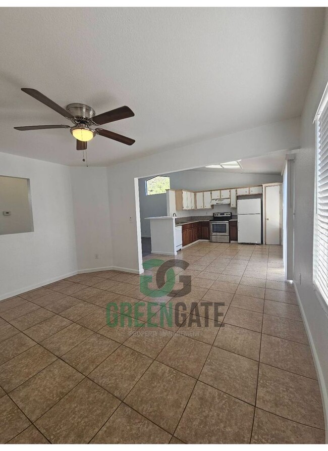 Building Photo - Beautiful Modesto 3 BEDROOM 2 BATH CORNER ...