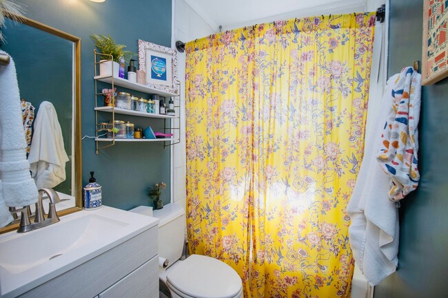 Building Photo - Adorable 3BR Rosewood Rental with Dreamy P...