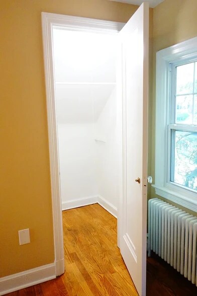 Building Photo - 910 Kennebec Ave