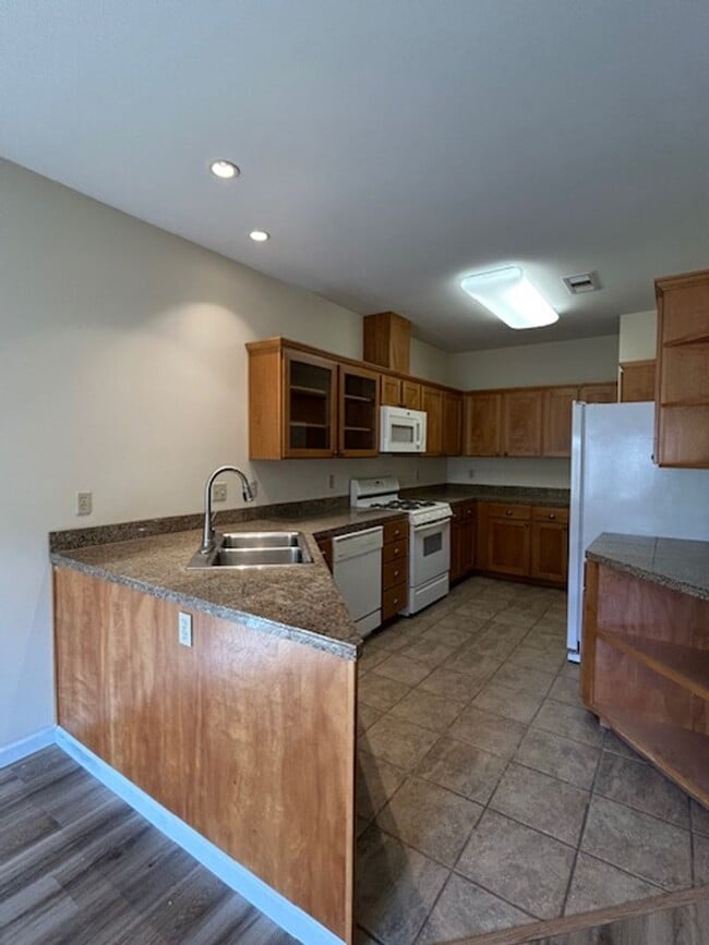 Building Photo - Gorgeous two bedroom apartment home