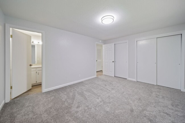 Building Photo - Classic rambler has 3 bedrooms, 1.75 baths, North Thurston School District
