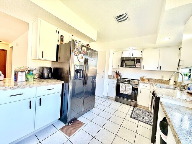 Building Photo - Moss Pointe 3Bedrooms/2.5Bath-home with great room fireplace!