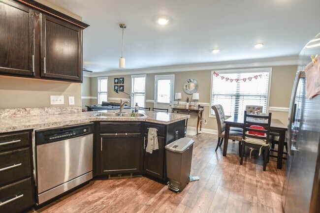 Building Photo - Three Bedroom in Magnolia Place!